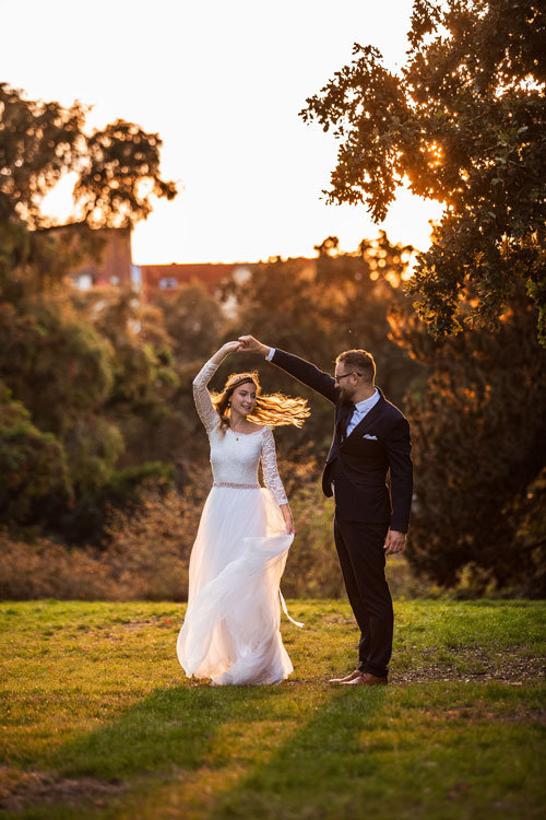 Hochzeitspaar tanzt im Sonnenuntergang Berlin